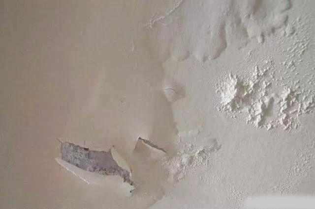 裝修是一件費心費力，卻又很享受的過程，看著毛坯房變成溫馨的小家，內(nèi)心的滿足感是無法代替的。為了裝修，從家裝布局設(shè)計到建材市場千挑萬選，終于把房子裝成了你想要的樣子。然而，沒住多久卻發(fā)現(xiàn)乳膠漆墻面起泡，心里別提多難過。為何人人稱贊的乳膠漆會出現(xiàn)起泡問題呢?本期，恩澤小博士和大家一起探討乳膠漆墻面起泡的原因和解決方法!